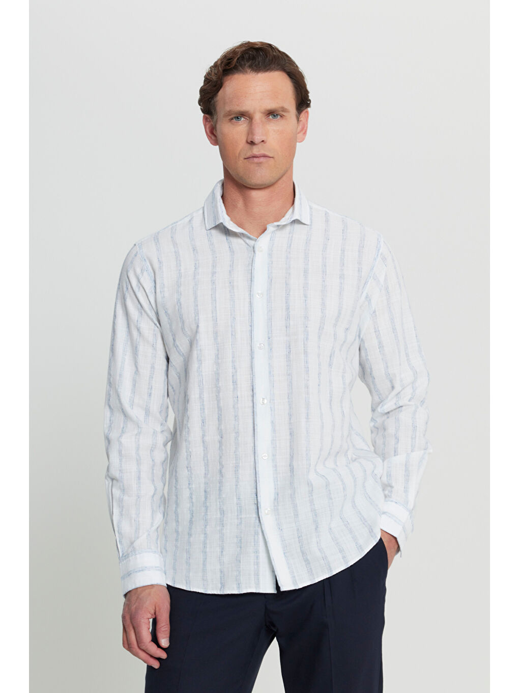 Erkek Beyaz-Lacivert Pamuklu Keten Comfort Fit Rahat Kesim Gizli Düğmeli Yaka Çizgili Gömlek-4