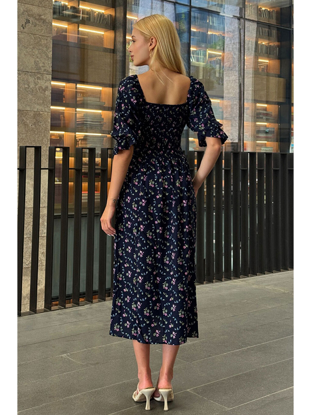 Kare Yaka Beli Gipeli Çiçek Desenli Elbise Lacivert-3