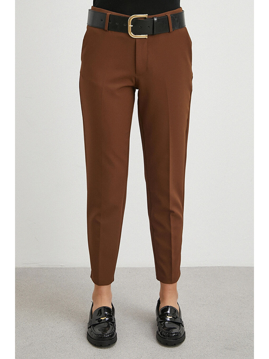 Karışık Kemerli Havuç Paça Pantolon Kahve-3