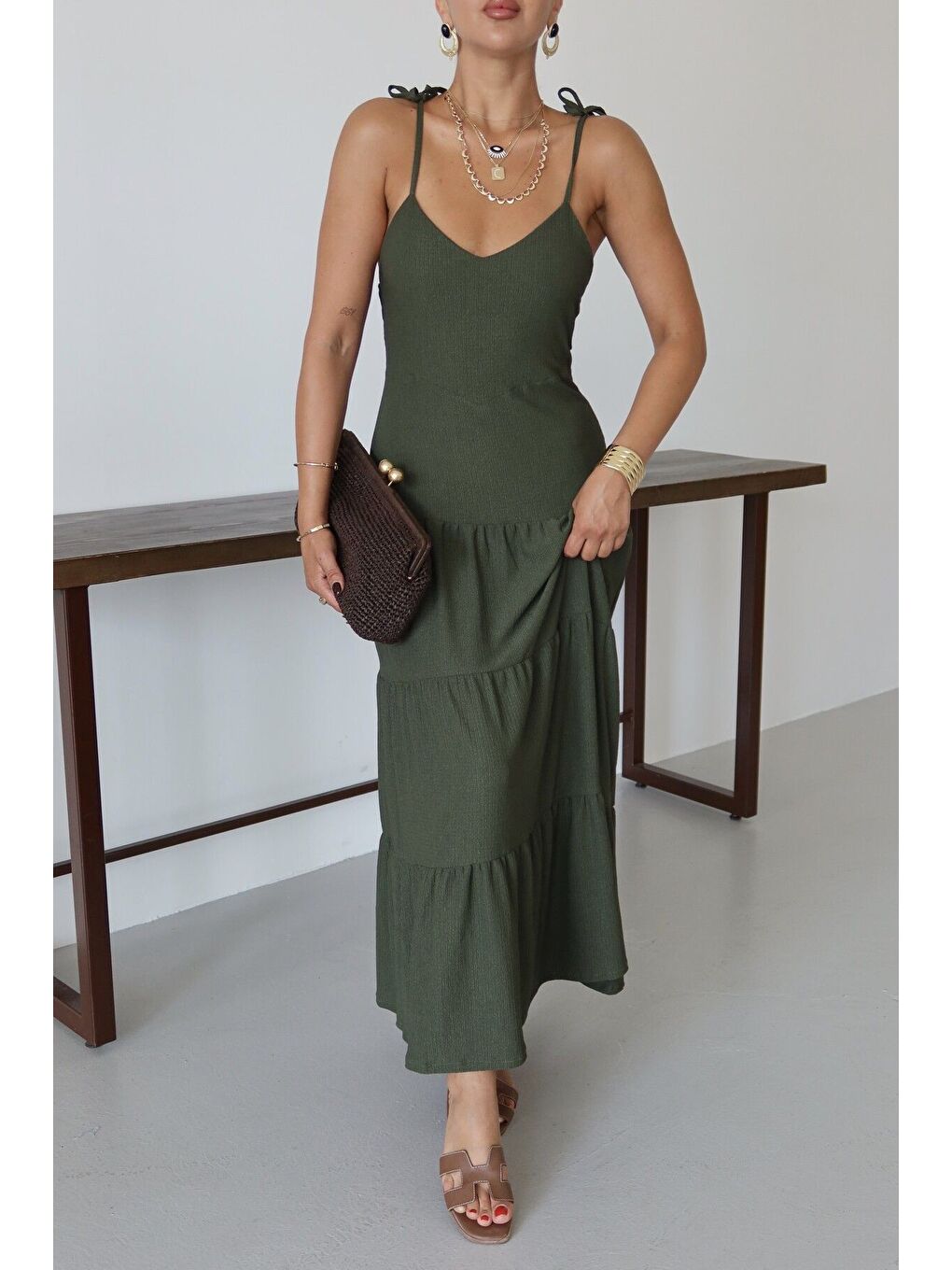 Kadın Koyu Haki Yeşil Askılı Bağlama Detaylı Maxi Boy Krinkıl Elbise-1