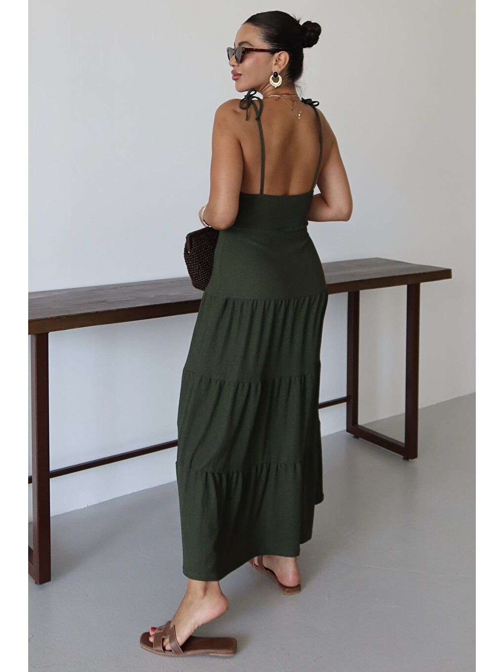 Kadın Koyu Haki Yeşil Askılı Bağlama Detaylı Maxi Boy Krinkıl Elbise-3