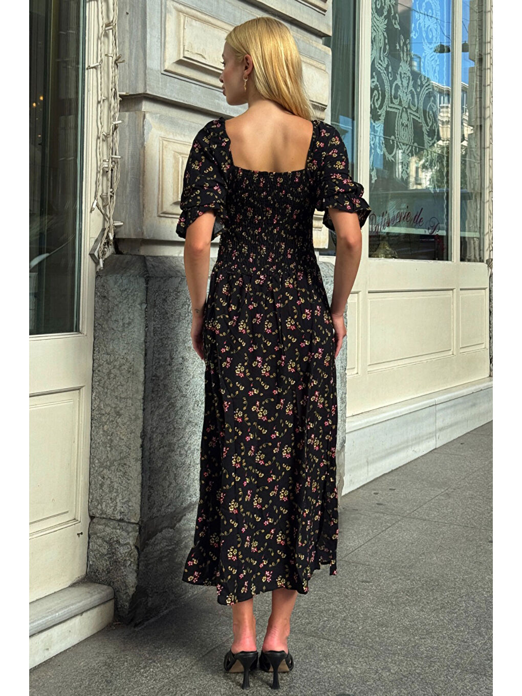 Siyah Kare Yaka Beli Gipeli Çiçek Desenli Elbise-3