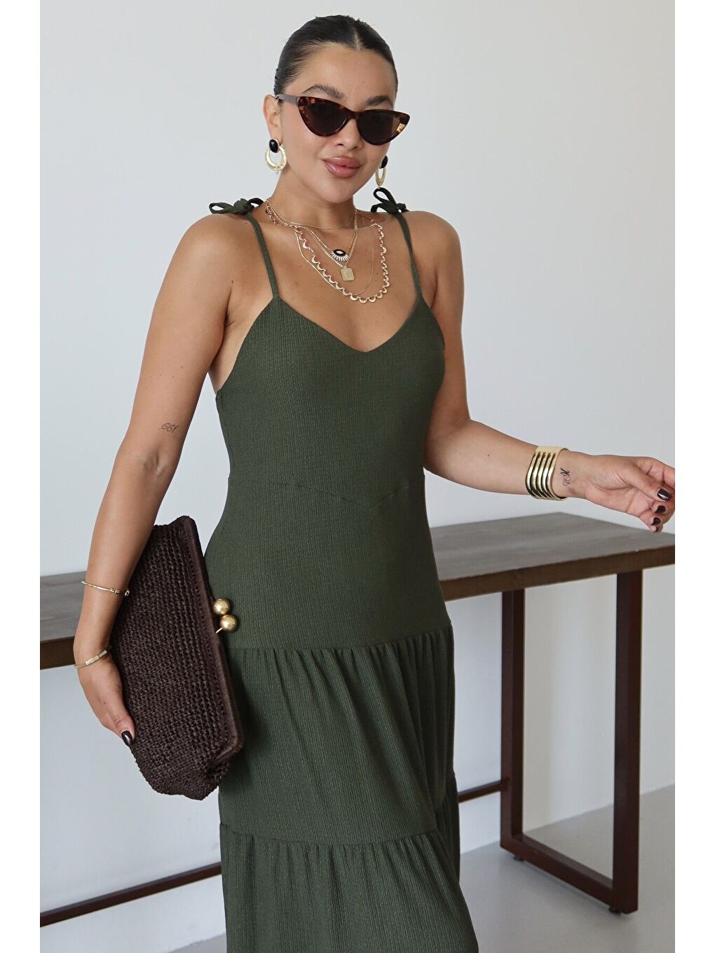 Kadın Koyu Haki Yeşil Askılı Bağlama Detaylı Maxi Boy Krinkıl Elbise-4