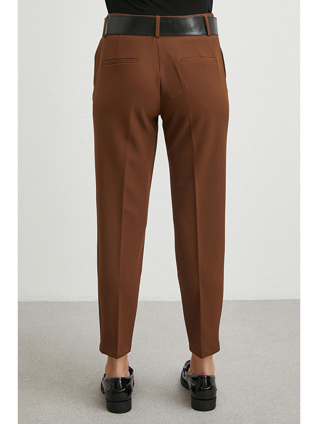 Karışık Kemerli Havuç Paça Pantolon Kahve-5