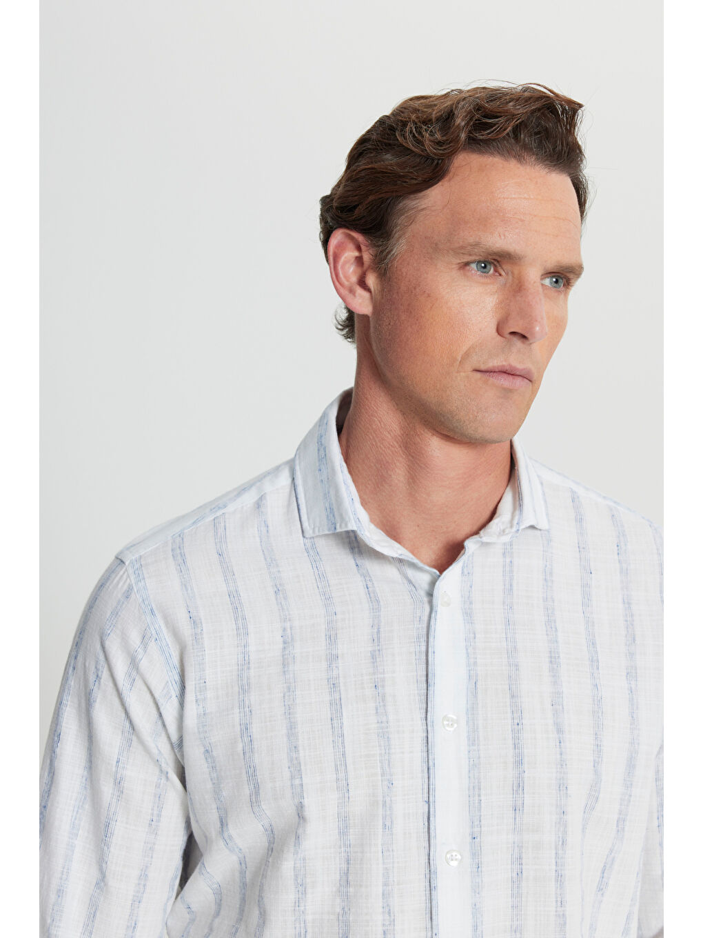 Erkek Beyaz-Lacivert Pamuklu Keten Comfort Fit Rahat Kesim Gizli Düğmeli Yaka Çizgili Gömlek-5