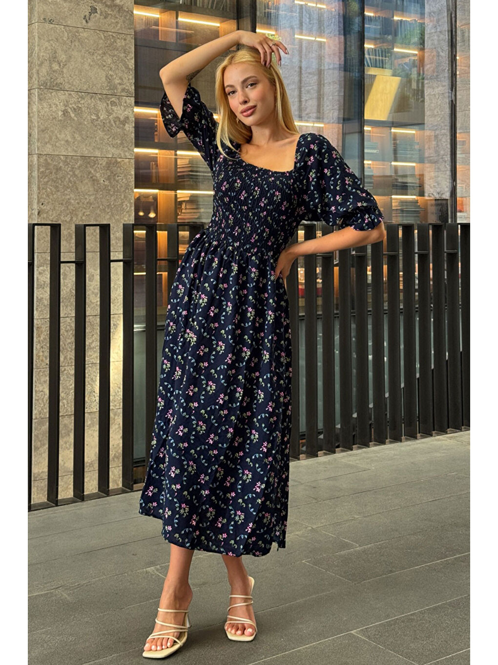 Kare Yaka Beli Gipeli Çiçek Desenli Elbise Lacivert-4