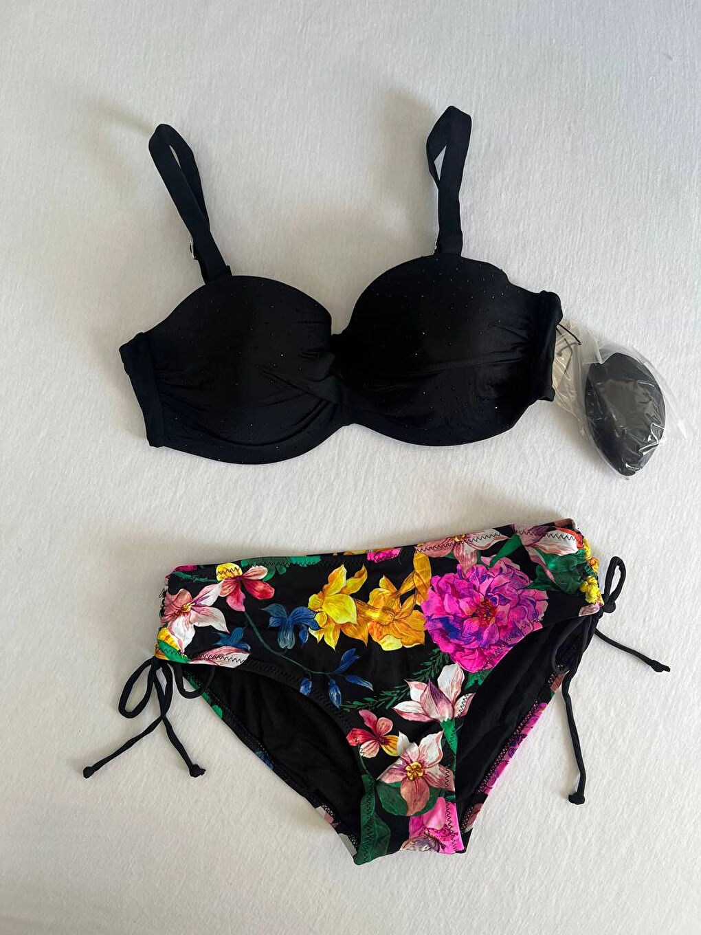 Kadın Siyah Taş İşlemeli Çiçek Desenli Bikini Takım HZL25S-LC3368-1