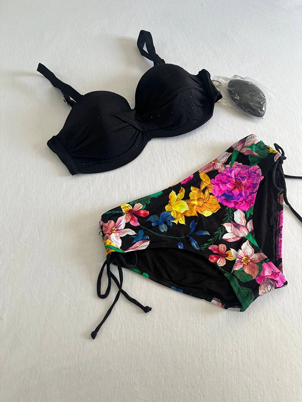 Kadın Siyah Taş İşlemeli Çiçek Desenli Bikini Takım HZL25S-LC3368-2