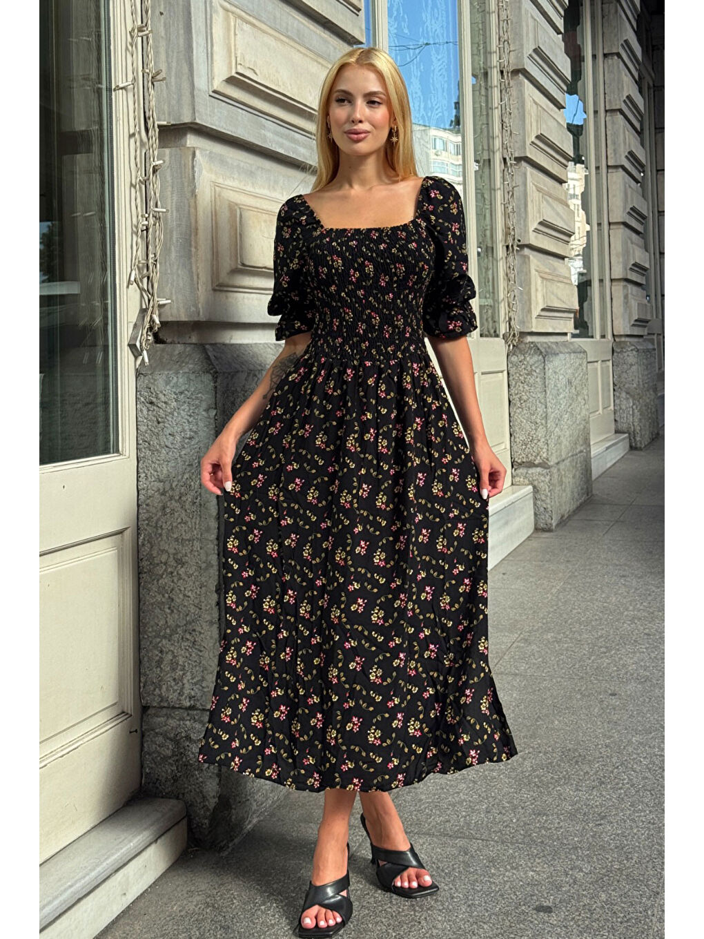 Siyah Kare Yaka Beli Gipeli Çiçek Desenli Elbise-4