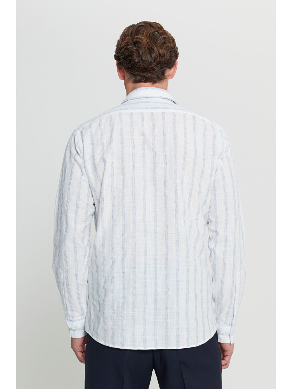 Erkek Beyaz-Lacivert Pamuklu Keten Comfort Fit Rahat Kesim Gizli Düğmeli Yaka Çizgili Gömlek-6