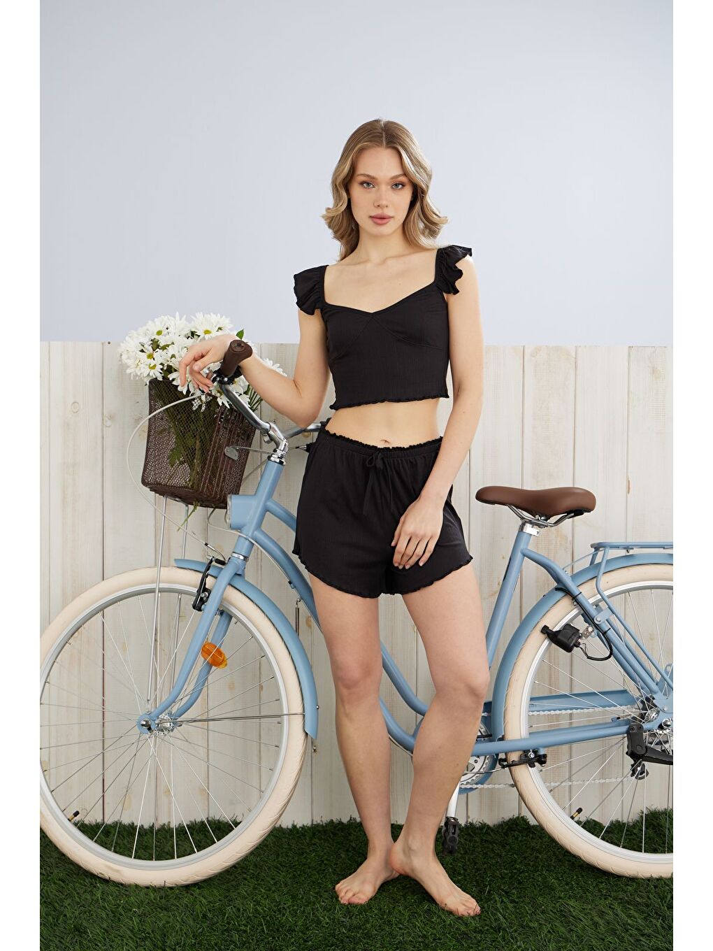 Siyah Kadın Fırfır Detaylı Yüksek Kaliteli Fitilli Crop Şortlu Takım-1