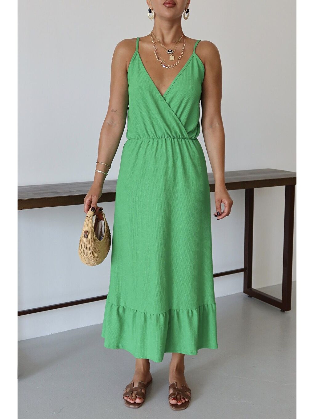 Kadın Yeşil Askılı Kruvaze Maxi Boy Krinkıl Elbise-2