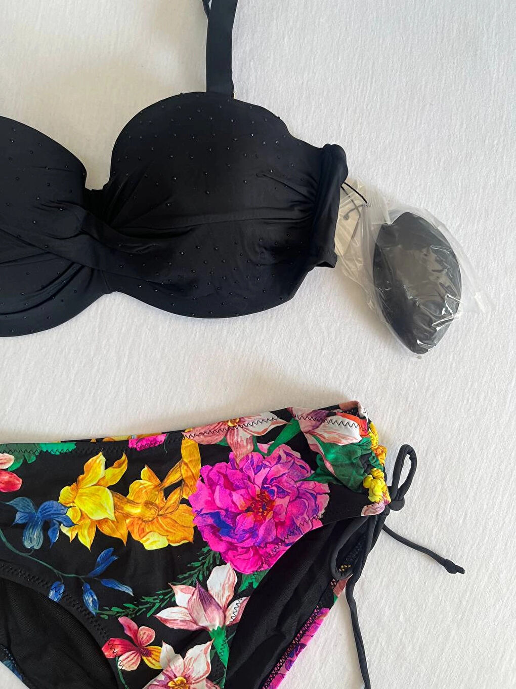 Kadın Siyah Taş İşlemeli Çiçek Desenli Bikini Takım HZL25S-LC3368-3