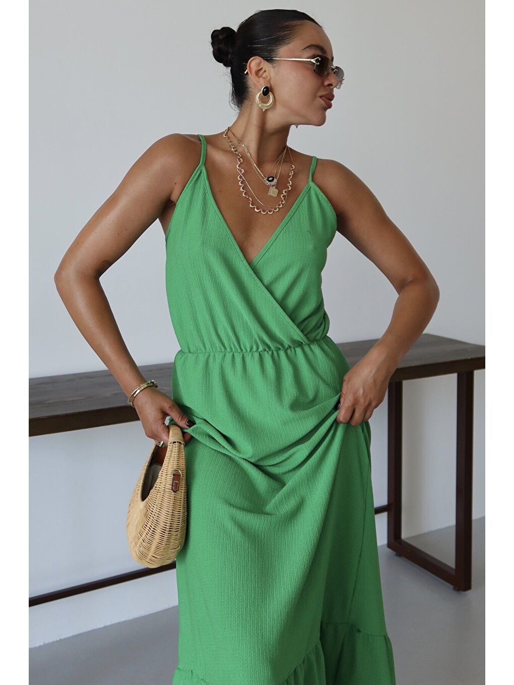 Kadın Yeşil Askılı Kruvaze Maxi Boy Krinkıl Elbise-4