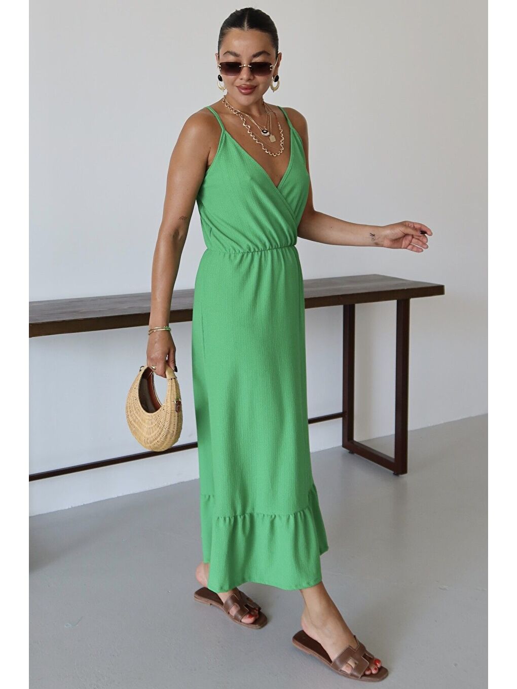 Kadın Yeşil Askılı Kruvaze Maxi Boy Krinkıl Elbise-5
