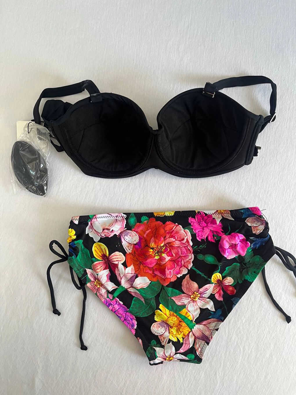 Kadın Siyah Taş İşlemeli Çiçek Desenli Bikini Takım HZL25S-LC3368-4