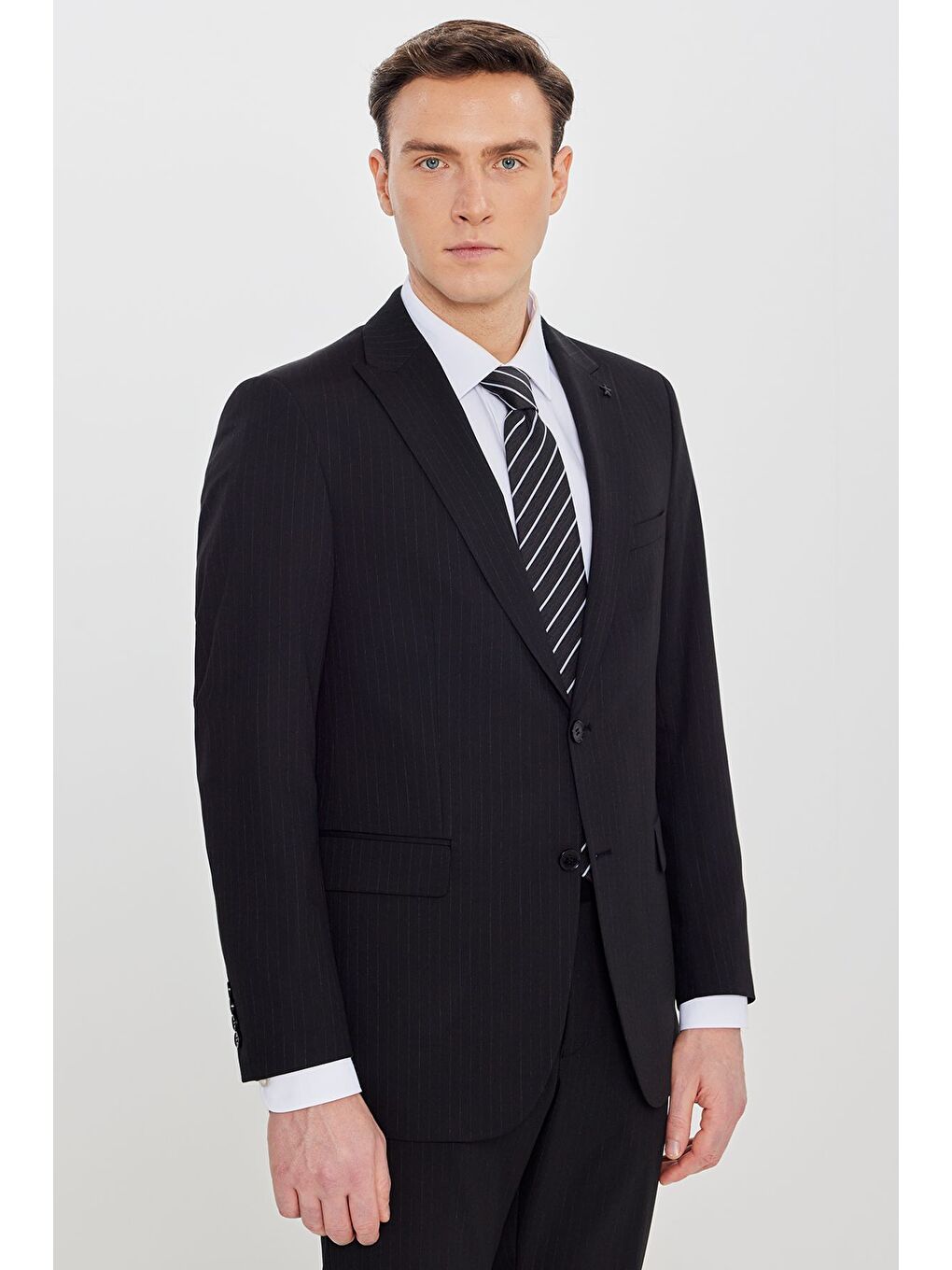 Erkek Siyah-Gri Slim Fit Kırlangıç Yaka Çizgili Kapak Cepli Esnek Takım Elbise-1