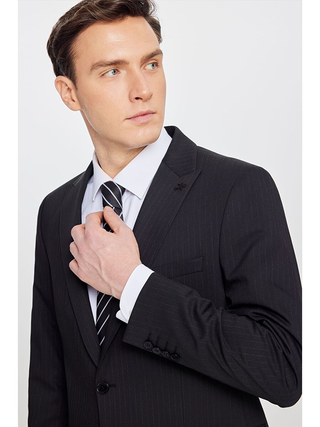 Erkek Siyah-Gri Slim Fit Kırlangıç Yaka Çizgili Kapak Cepli Esnek Takım Elbise-2