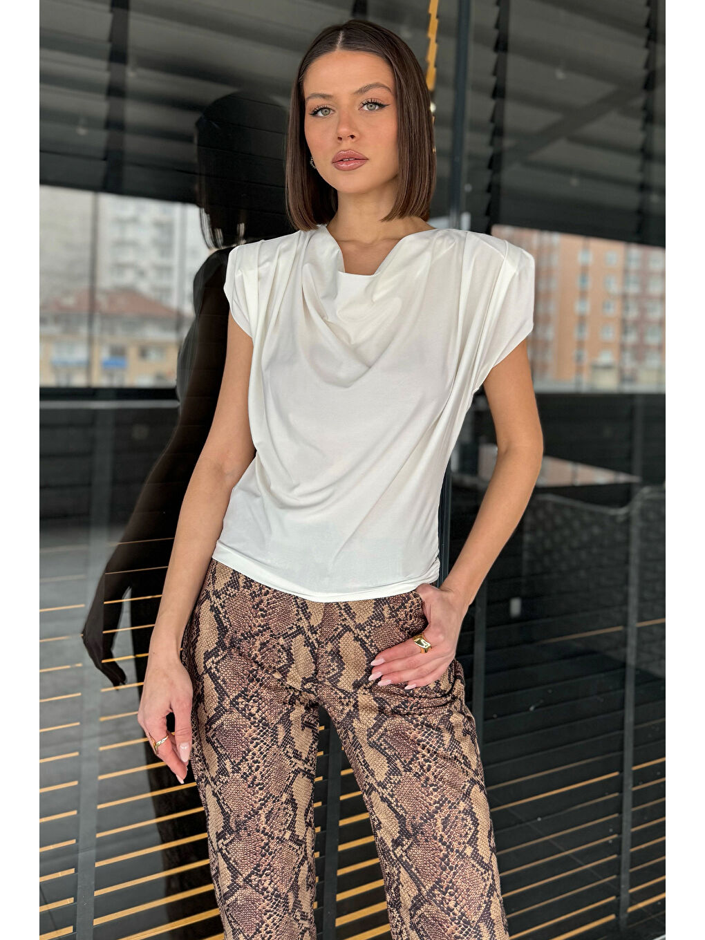 Ekru Omuz Vatkalı Drapeli Kadın Bluz