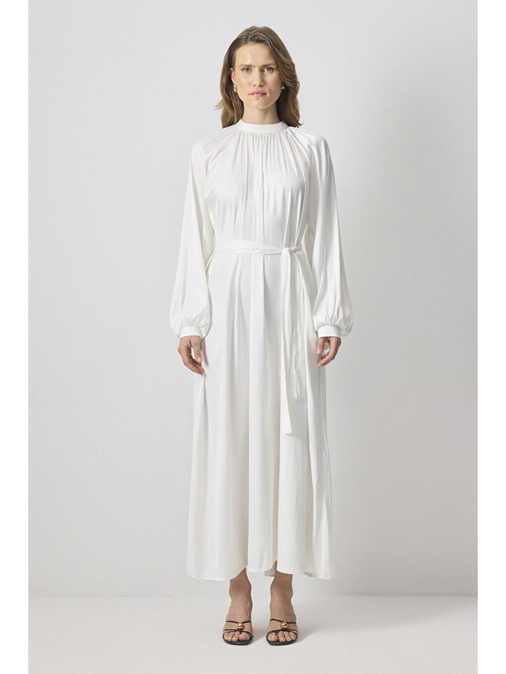 Beyaz Kuşaklı Elbise