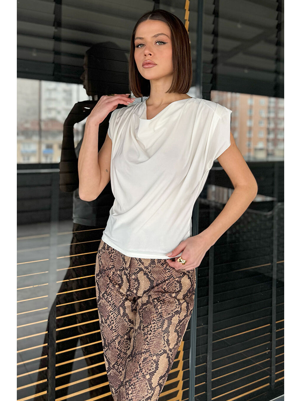 Ekru Omuz Vatkalı Drapeli Kadın Bluz-1