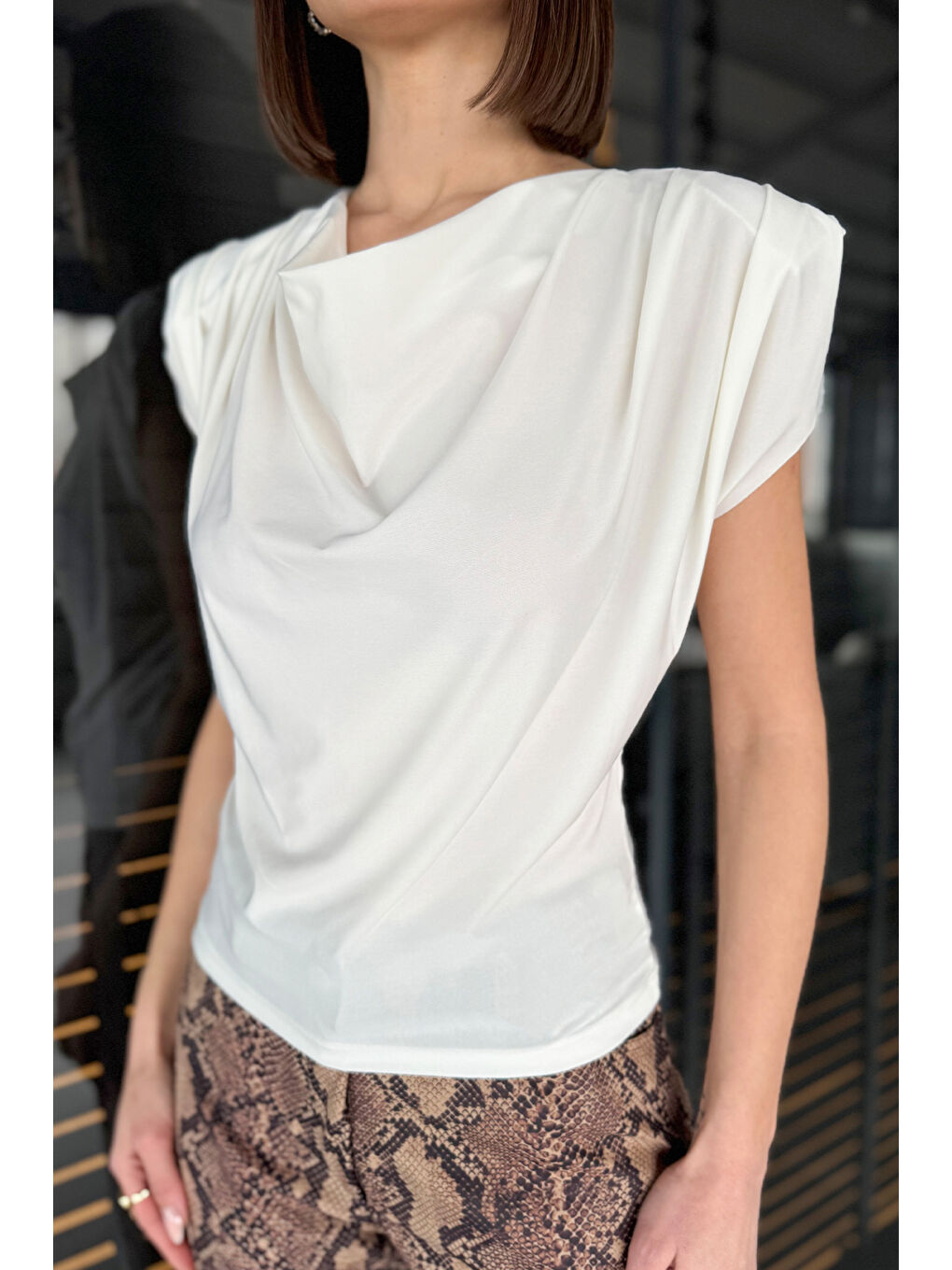 Ekru Omuz Vatkalı Drapeli Kadın Bluz-2