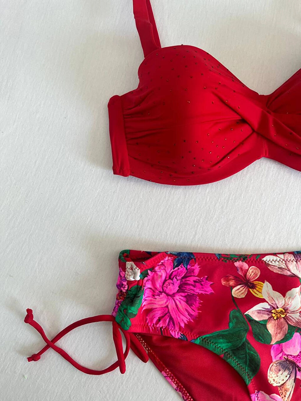 Kadın Kırmızı Taş İşlemeli Çiçek Desenli Bikini Takım HZL25S-LC3368-3