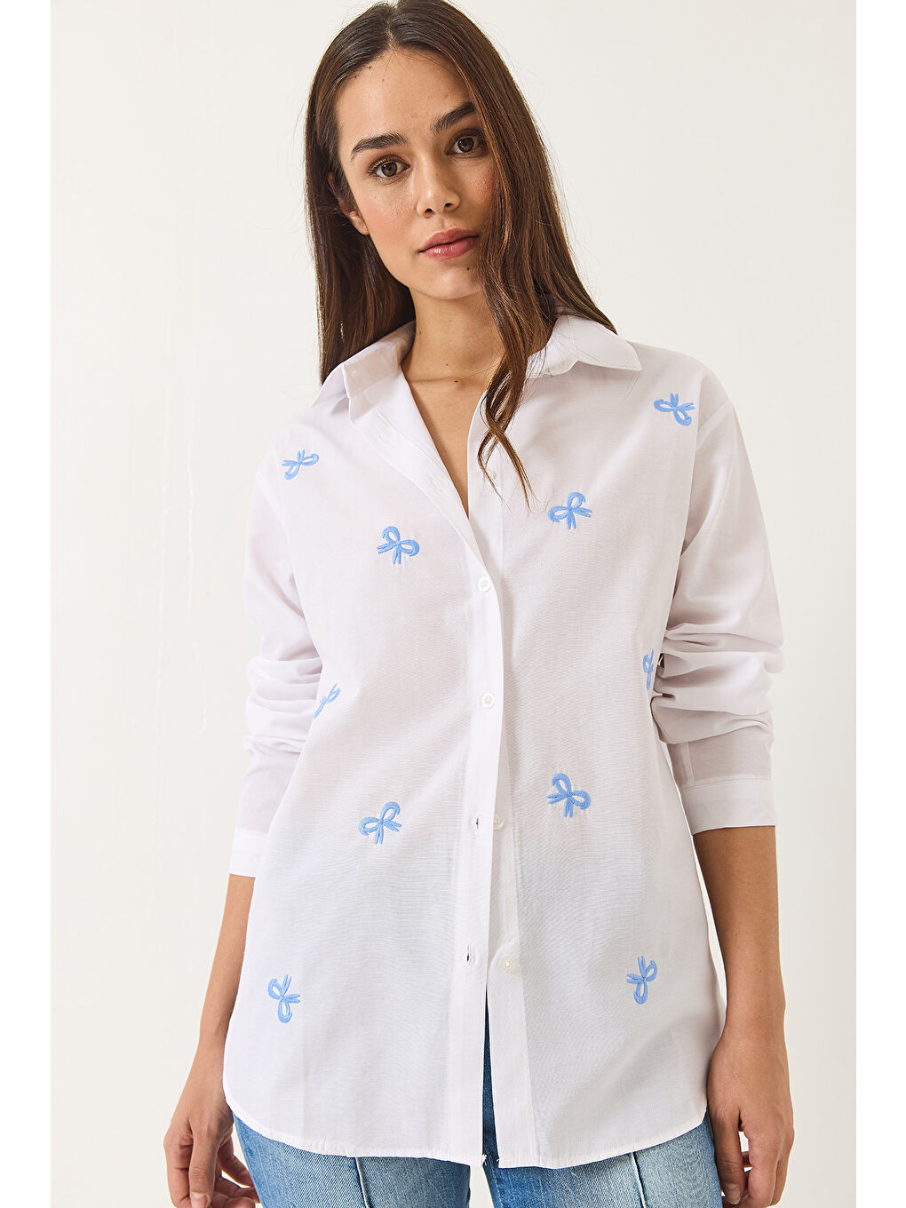 Beyaz Kadın Kurdele Nakışlı Uzun Kollu Regular Gömlek-1