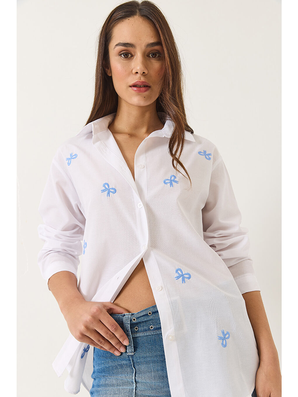 Beyaz Kadın Kurdele Nakışlı Uzun Kollu Regular Gömlek-2