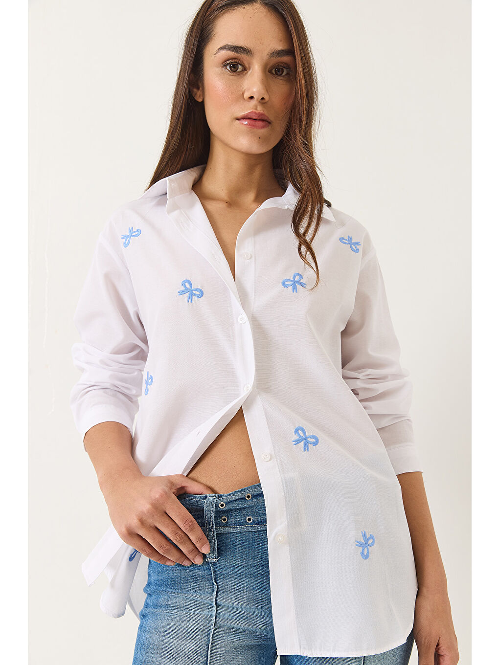 Beyaz Kadın Kurdele Nakışlı Uzun Kollu Regular Gömlek-3