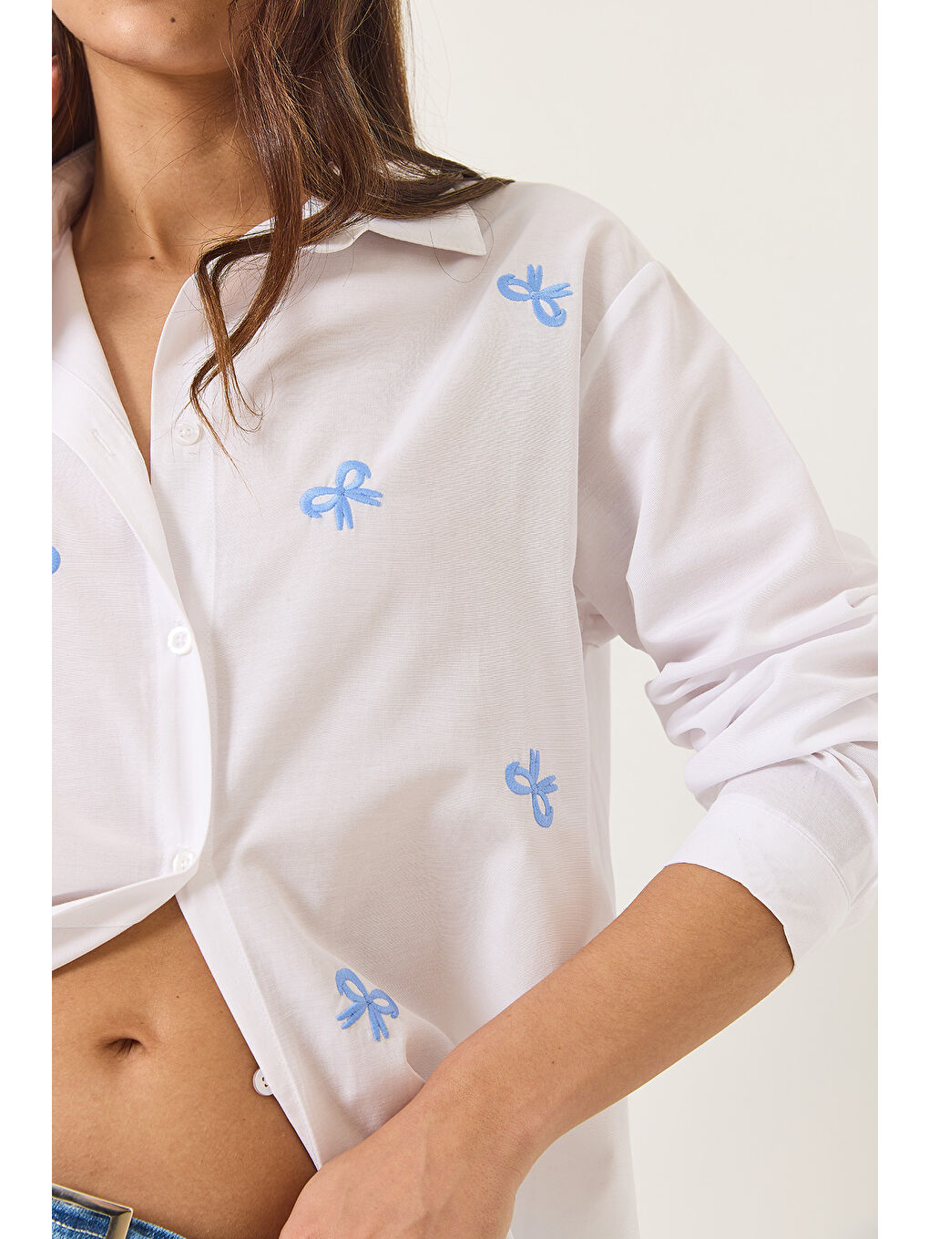 Beyaz Kadın Kurdele Nakışlı Uzun Kollu Regular Gömlek-4