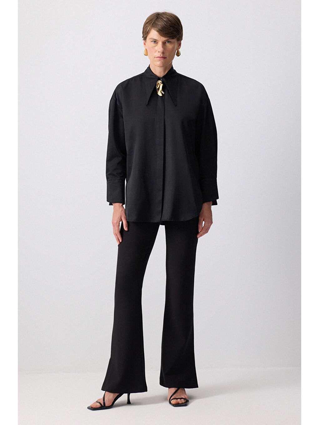 Siyah Metal Broşlu Gömlek