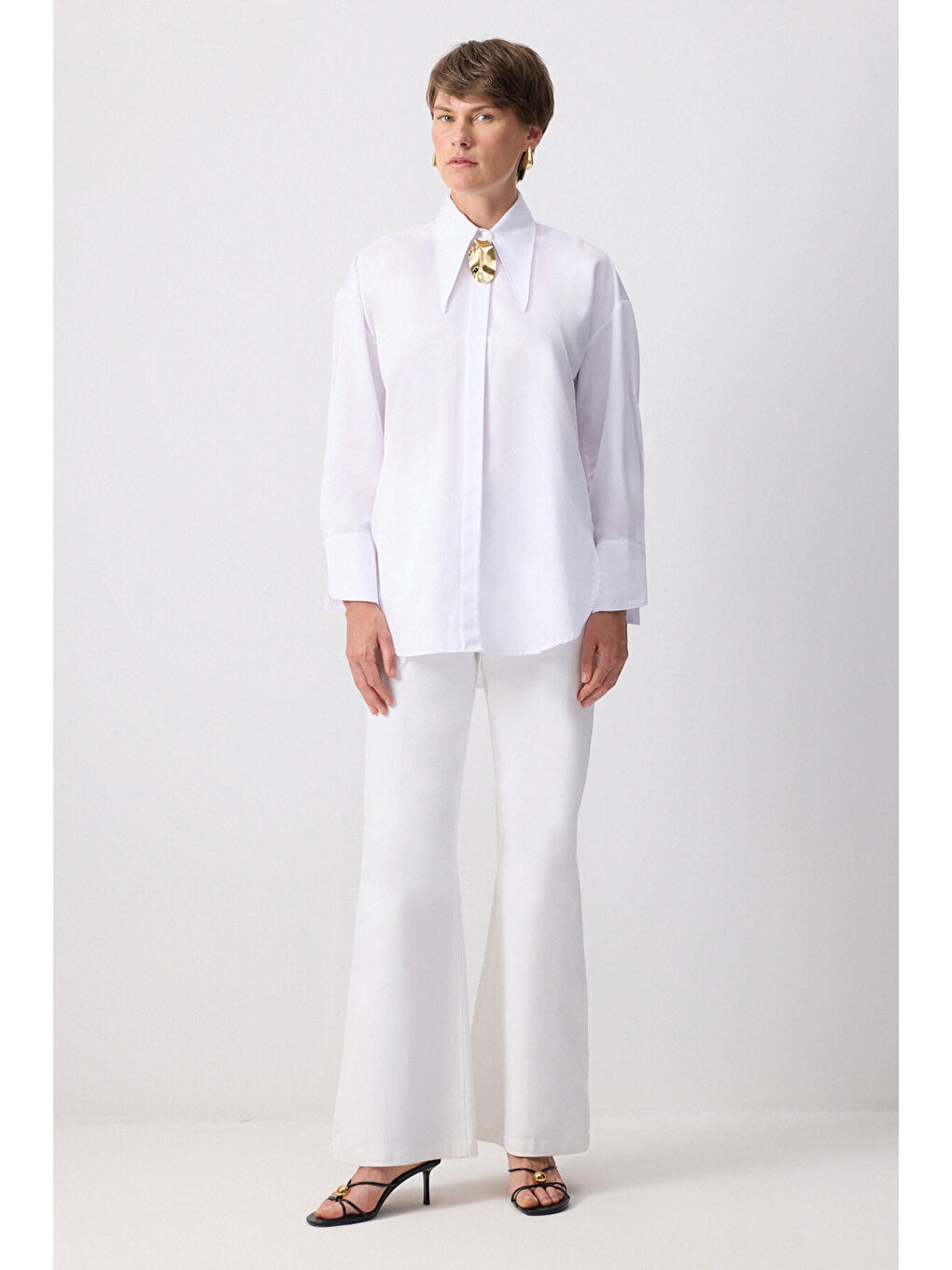 Beyaz Metal Broşlu Gömlek