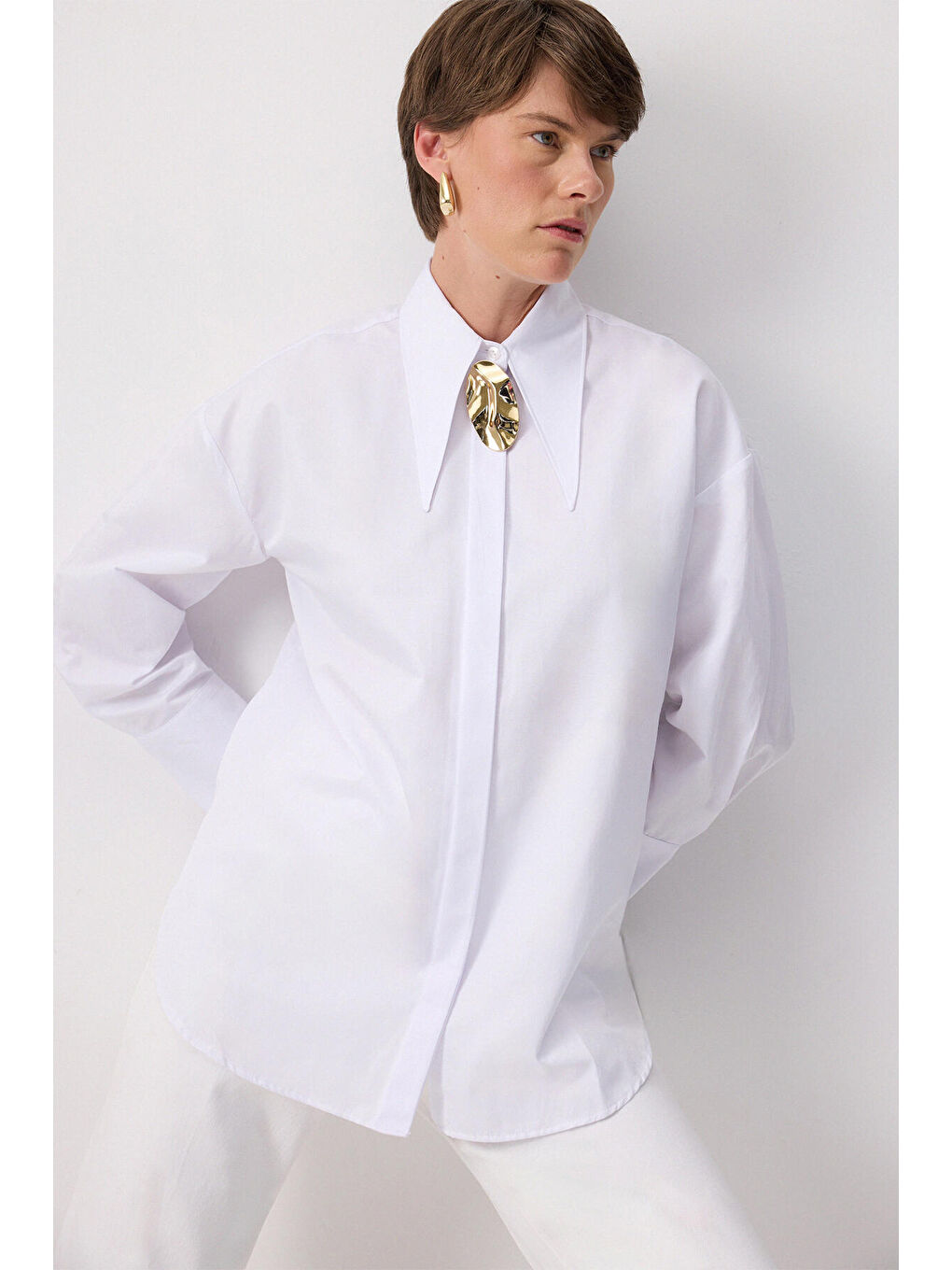 Beyaz Metal Broşlu Gömlek-1