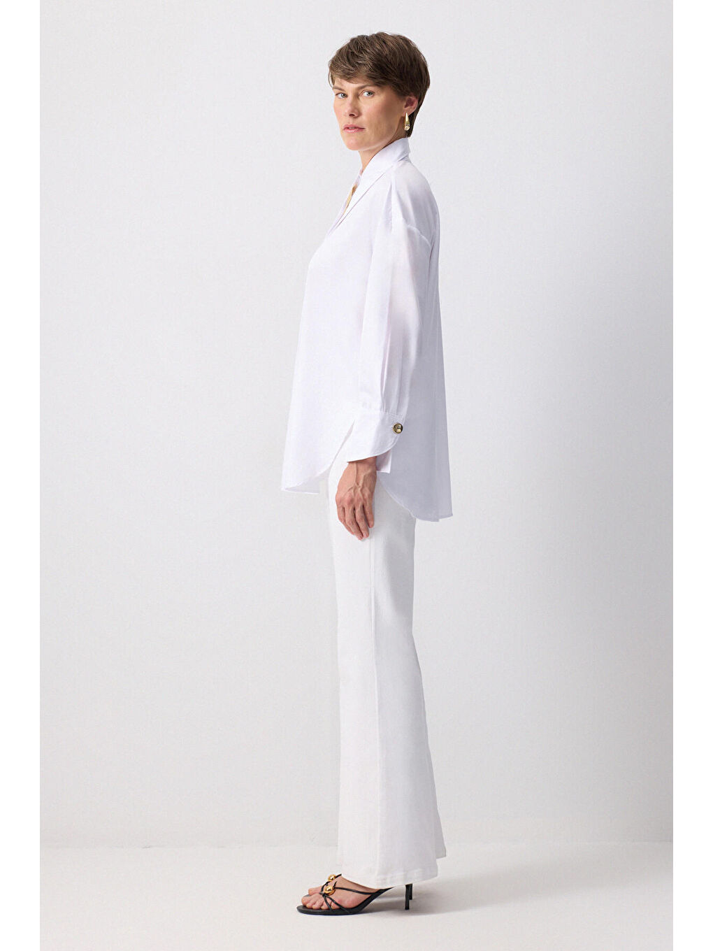 Beyaz Metal Broşlu Gömlek-2