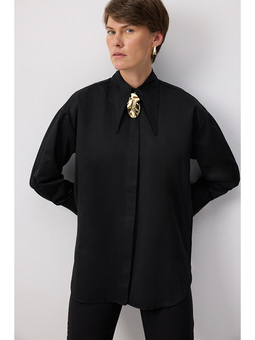 Siyah Metal Broşlu Gömlek-1