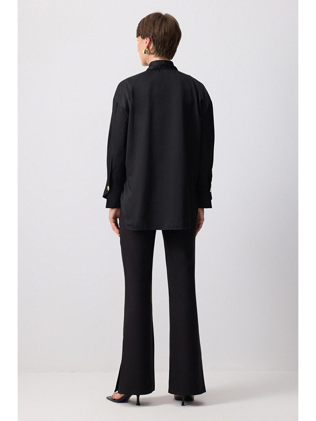 Siyah Metal Broşlu Gömlek-3