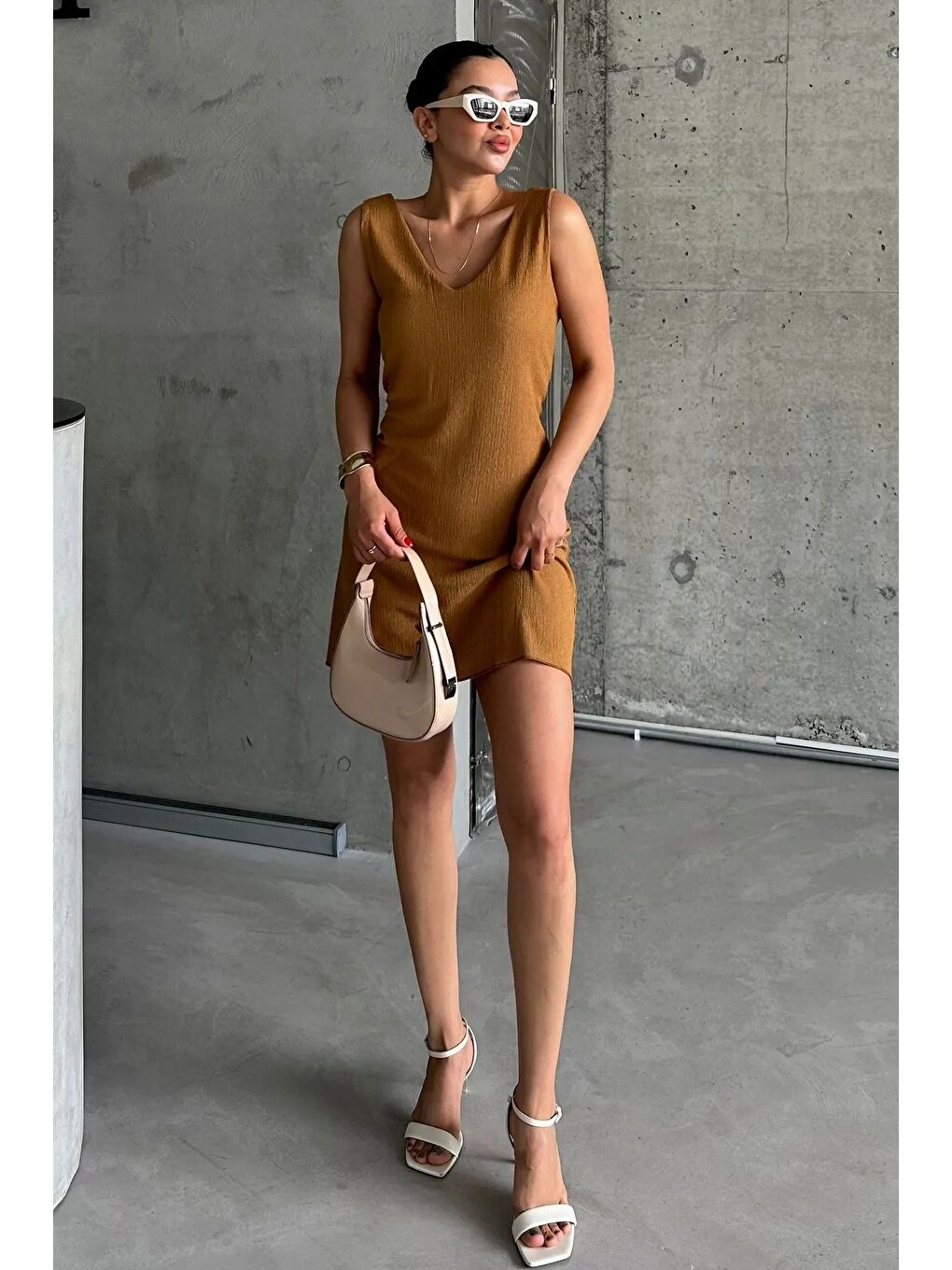 Kahverengi Kadın Camel V Yaka Rahat Kalıp Yazlık Elbise-4