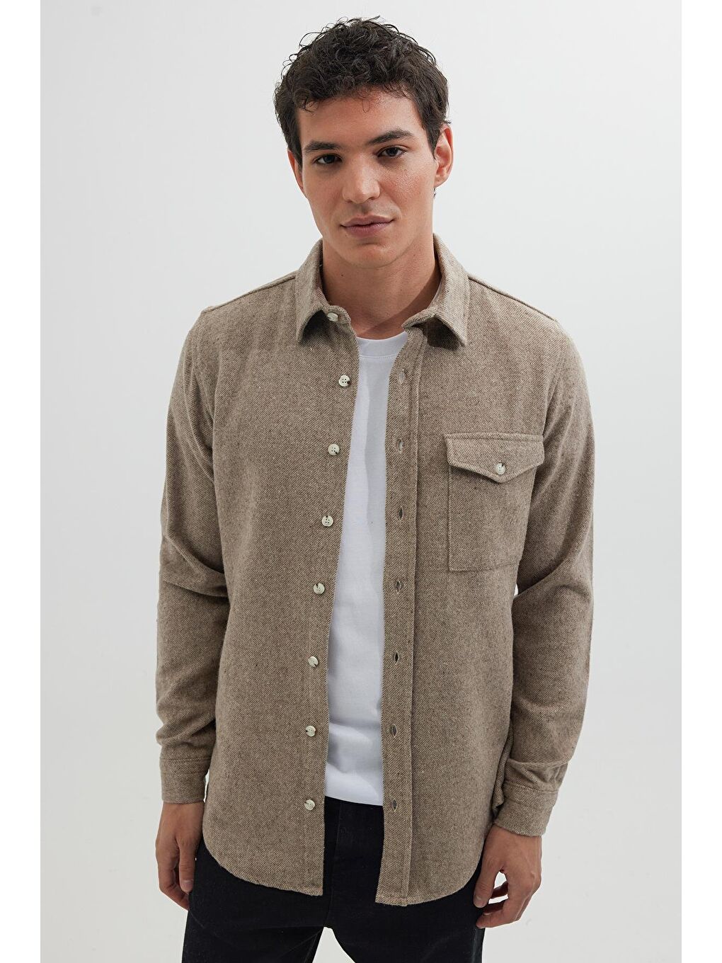 Erkek Slim Fit Tek Cep Kapaklı Düz Oduncu Spor Bej Gömlek-1
