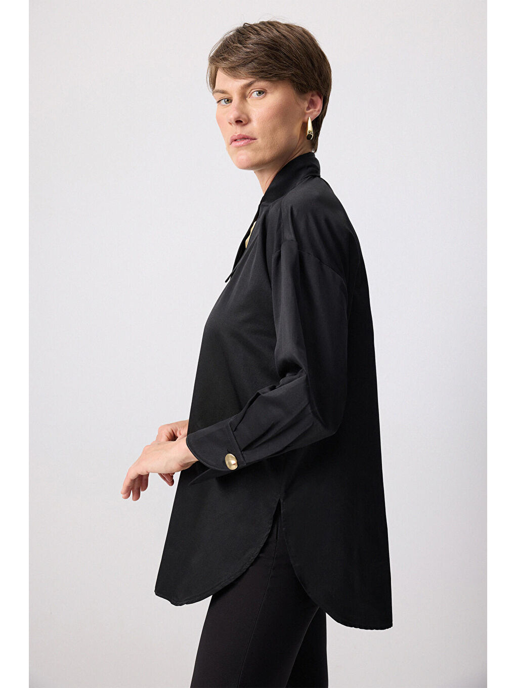 Siyah Metal Broşlu Gömlek-4