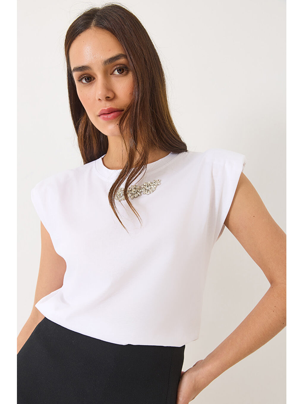 Beyaz Kadın Taş Detaylı Vatkalı Kolsuz T-Shirt