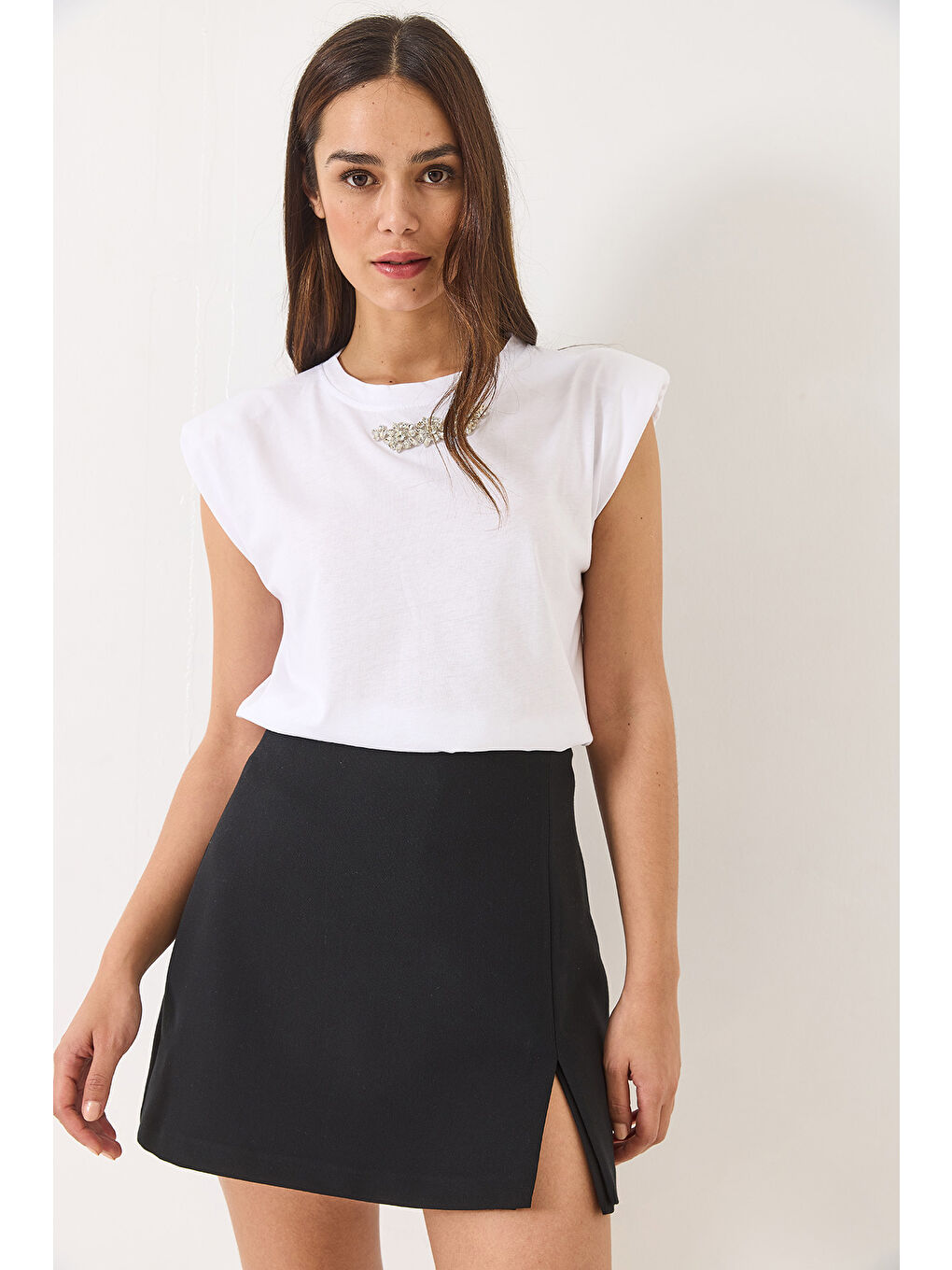 Beyaz Kadın Taş Detaylı Vatkalı Kolsuz T-Shirt-1