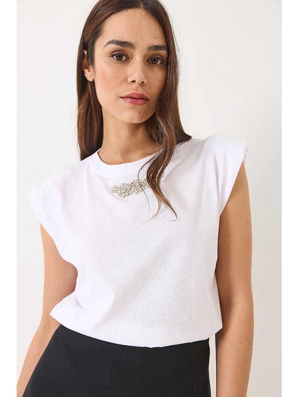 Beyaz Kadın Taş Detaylı Vatkalı Kolsuz T-Shirt-4