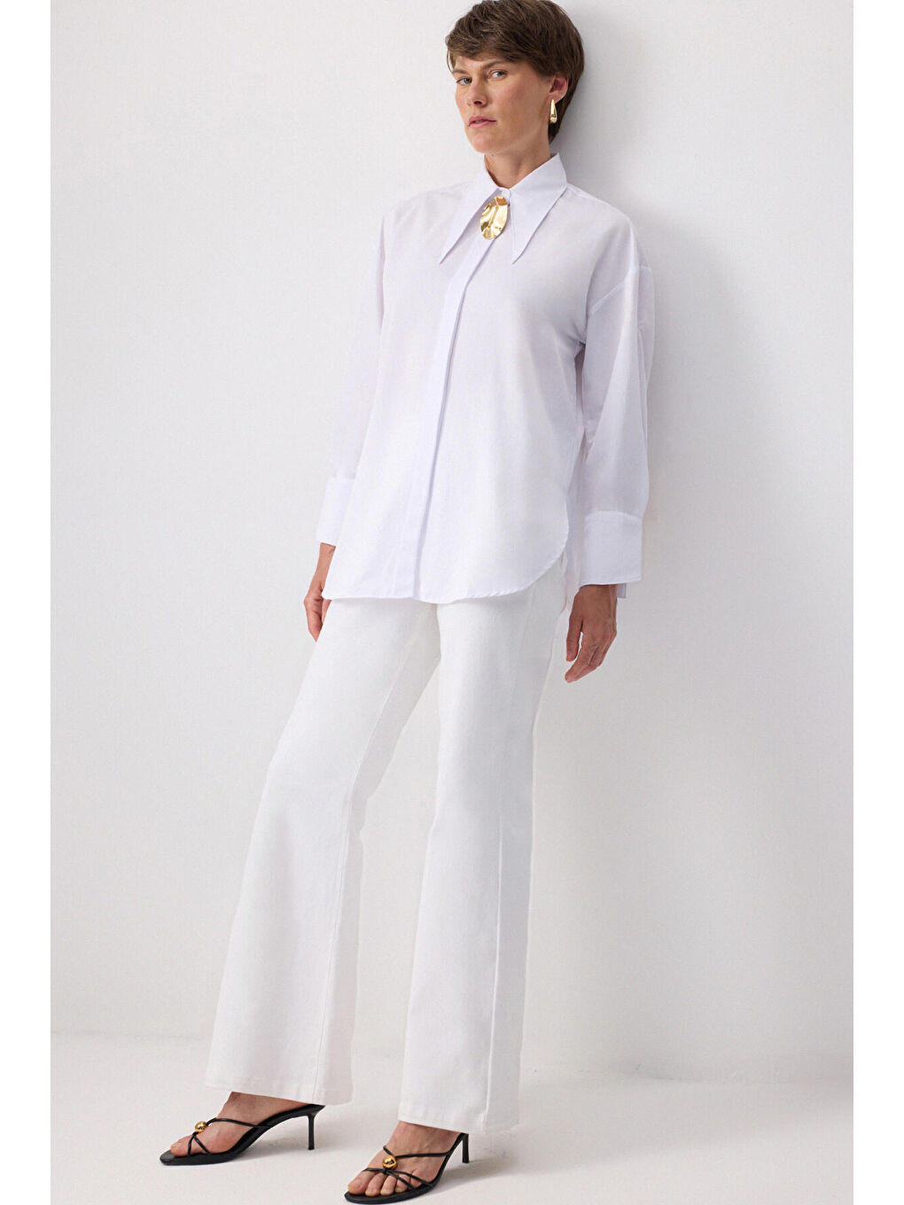 Beyaz Metal Broşlu Gömlek-4