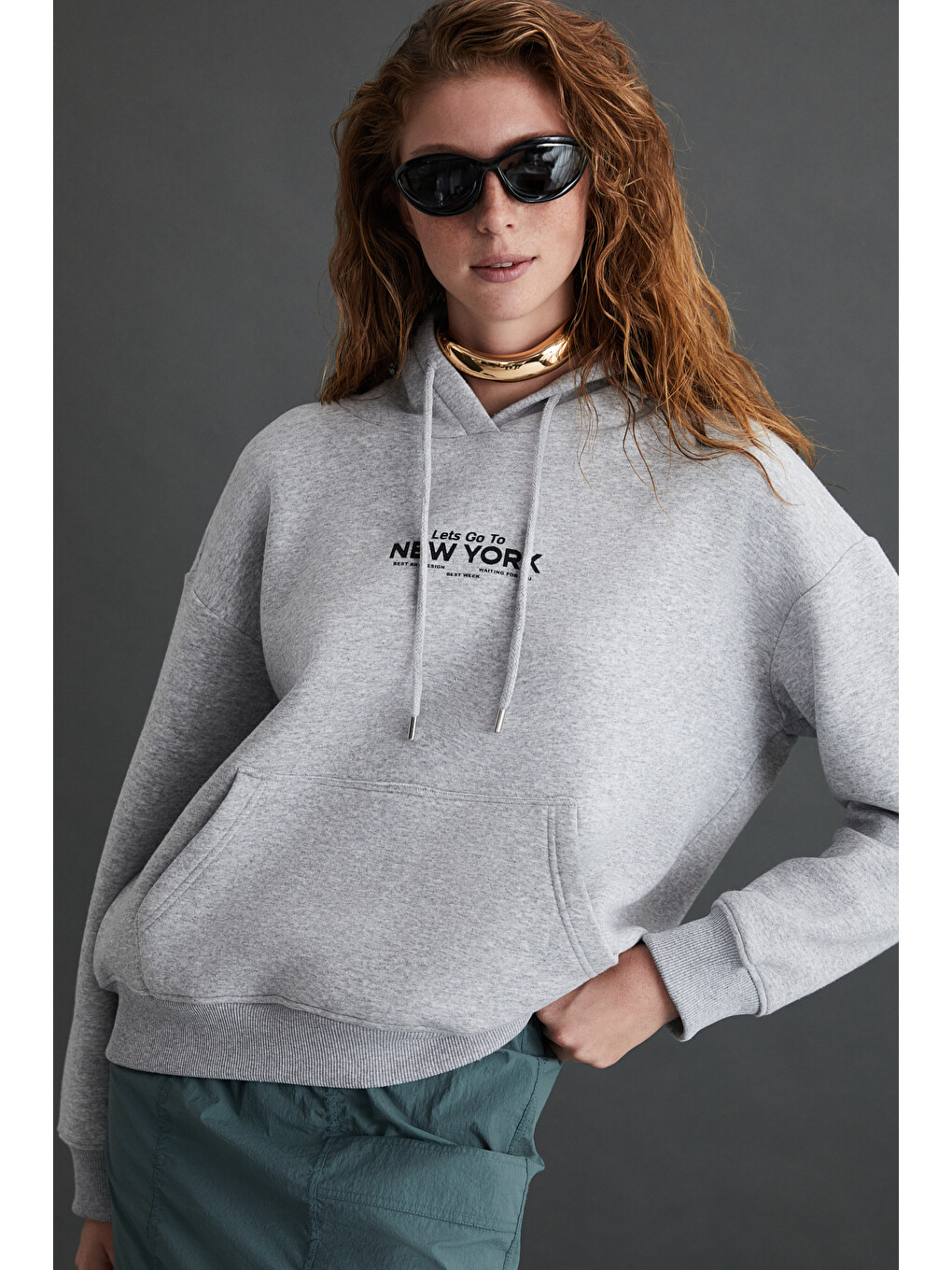 Chargelle Kadın Organik Pamuk Şardonlu Regular Şehir Temalı Baskılı Kapüşonlu Gri Melanj Sweatshirt