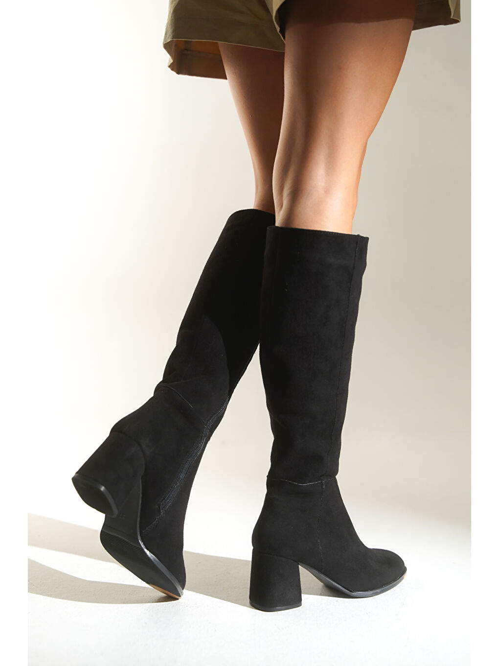Siyah Cathrine Oval Burunlu Yandan Fermuarlı Topuklu Süet Kadın Çizme-3