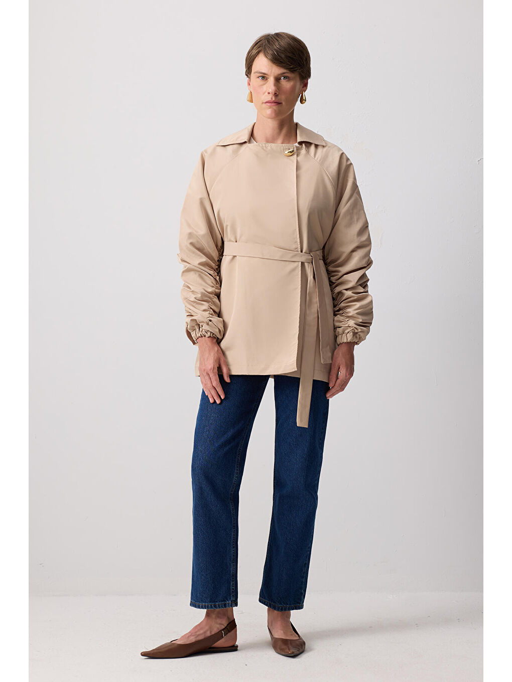 Bej Kuşaklı Kolu Büzgülü Mikro Ceket