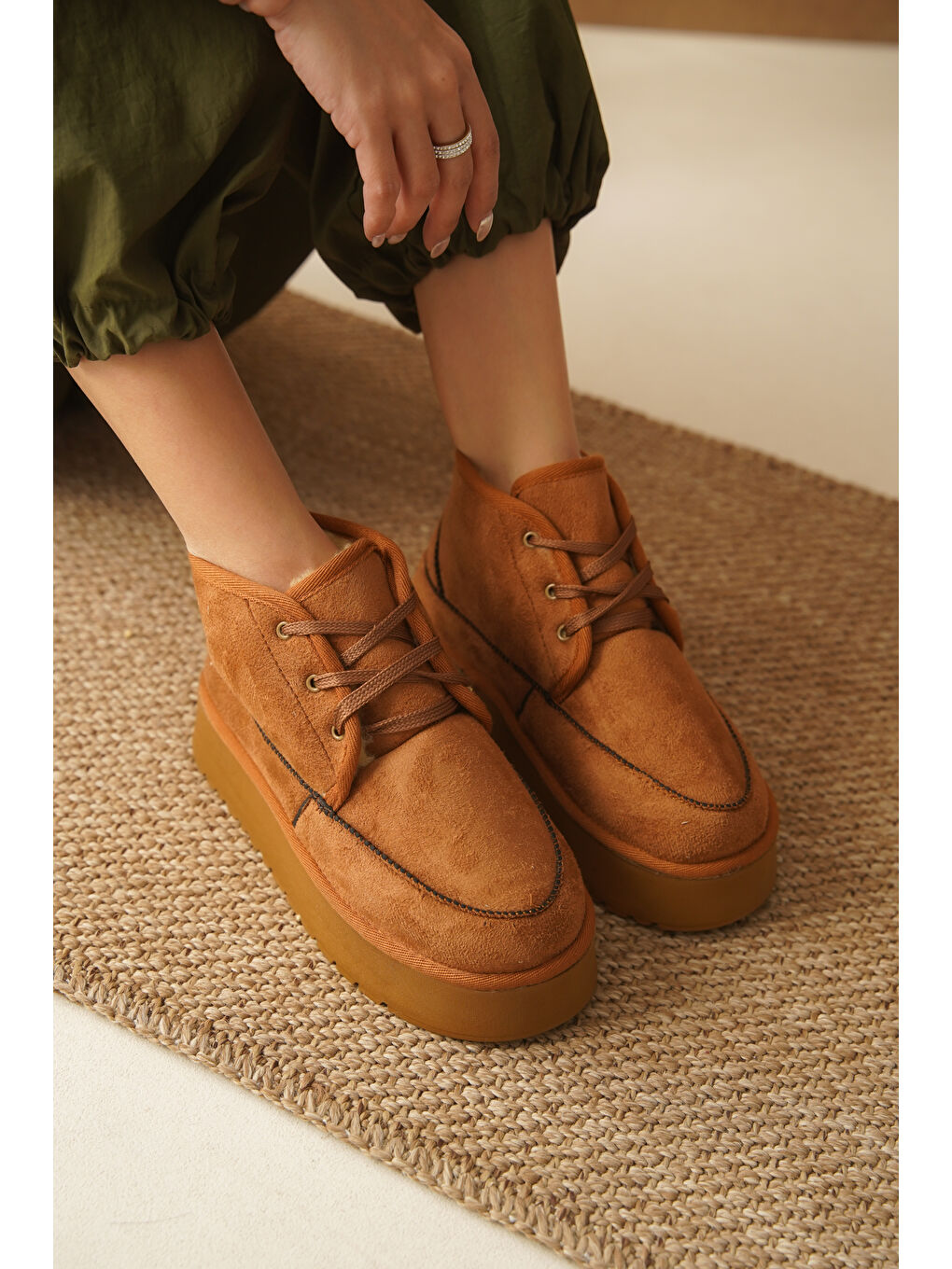 Kahverengi Madeline Kalın Tabanlı Yuvarlak Burunlu Bağcıklı Kürklü Kadın Bot