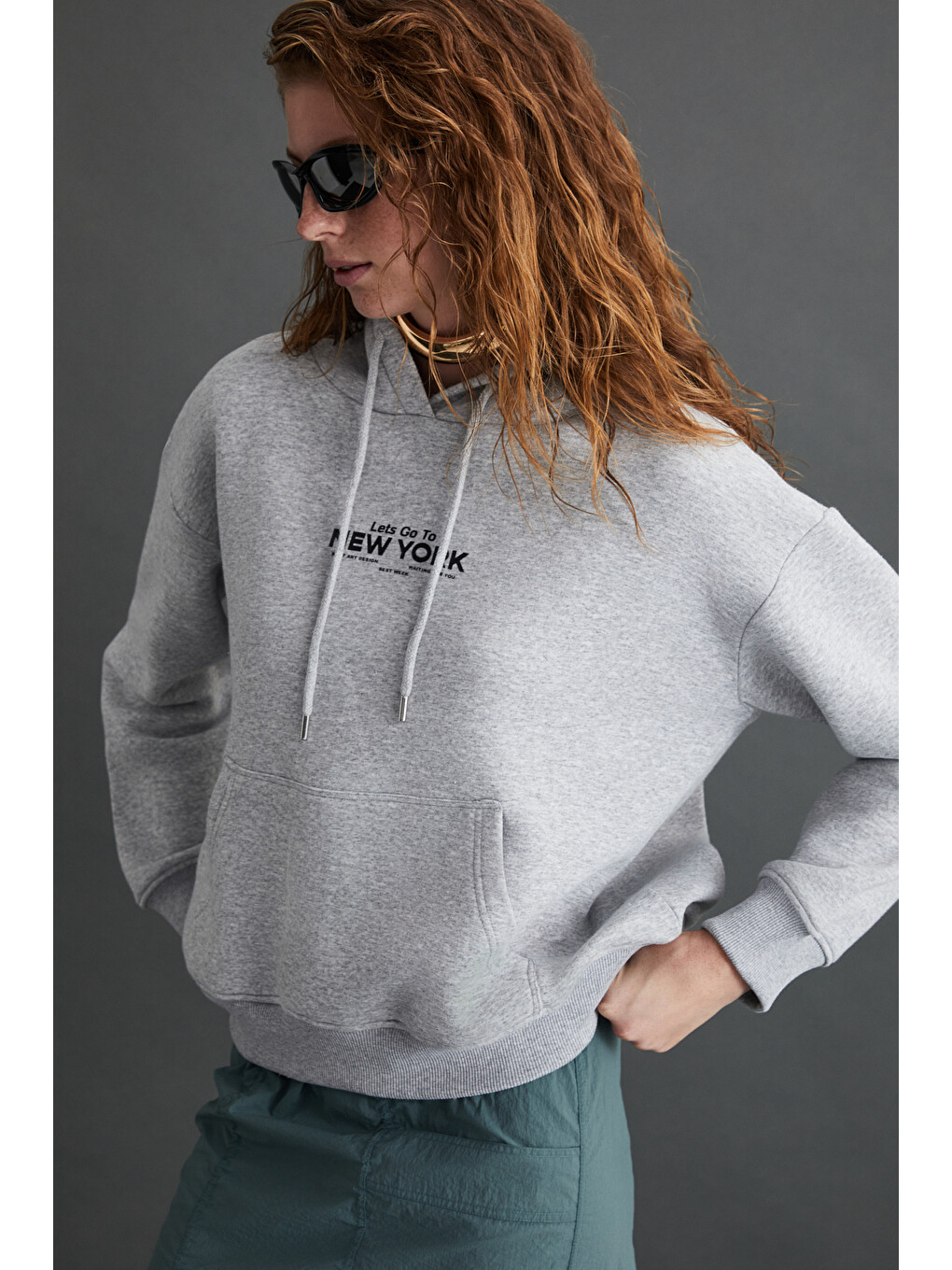 Chargelle Kadın Organik Pamuk Şardonlu Regular Şehir Temalı Baskılı Kapüşonlu Gri Melanj Sweatshirt-3