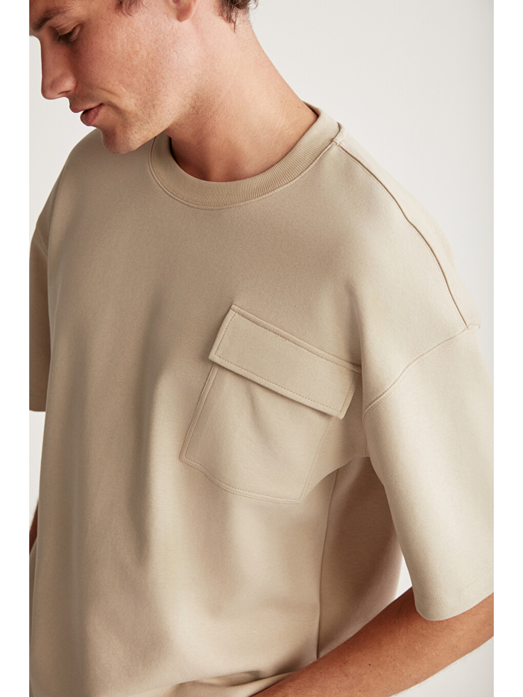 Artur Erkek Yaka Cep Detaylı Kalın Dokulu Kumaş Oversize Fit Bol Kesim Kısa Kollu Bej T-shirt-2
